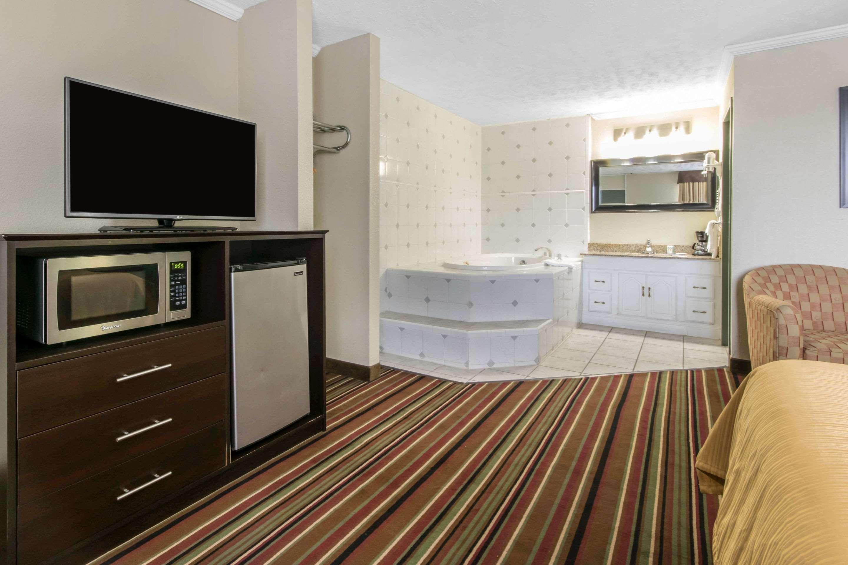 Quality Inn & Suites Horse Cave Экстерьер фото